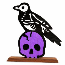 Csontmintás fekete madár lila koponyán, talpas fa Halloween dekoráció