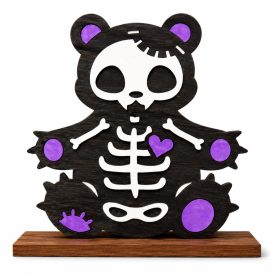 Ülő csontimackó lila fülekkel, tappancsokkal és szívvel, talpas fa Halloween dekoráció