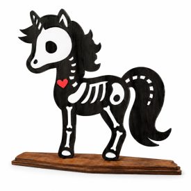Álló csontiló fekete sörénnyel és piros szívvel, talpas fa Halloween dekoráció