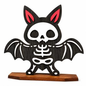 Kitárt szárnyú csontidenevér piros fülekkel, talpas fa Halloween dekoráció