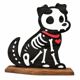 Ülő csontikutya piros nyakörvvel és szívrészlettel, talpas fa Halloween dekoráció