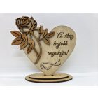 Fa gravírozott szív dísz rózsával – egyedi felirattal