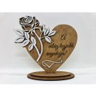 Fa gravírozott szív dísz rózsával – egyedi felirattal