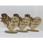 Fa gravírozott szív dísz rózsával – egyedi felirattal