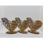 Fa gravírozott szív dísz rózsával – egyedi felirattal